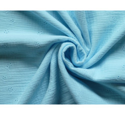 Bavlněné látky - ledově modrý mušelín 5000 vyšívaný vzor