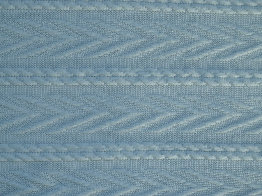 pletenina v bledě modré barvě 3332 s plastickým vzorem