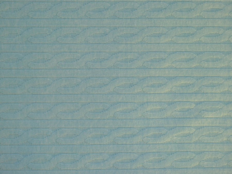 pletenina v bledě modré barvě 3335 s copánkovým vzorem