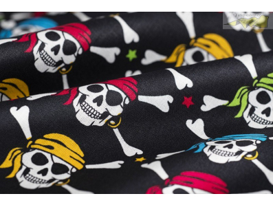 černá bavlněná látka pirátský vzor