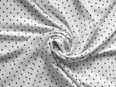 bílé hedvábí 2527 černé puntíky