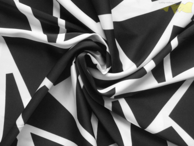 bílá hedvábná šatovka 3120 černé geometrické tvary