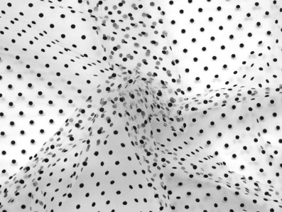 tyl bílý - černý puntík