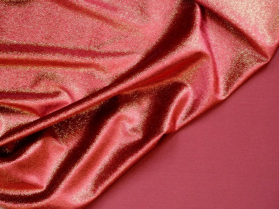 vínový velur s leskem