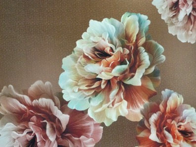 hnědá hedvábná šatovka 2043 pivoňkové květy