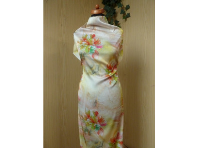 žlutá hedvábná šatovka 2453 s květy
