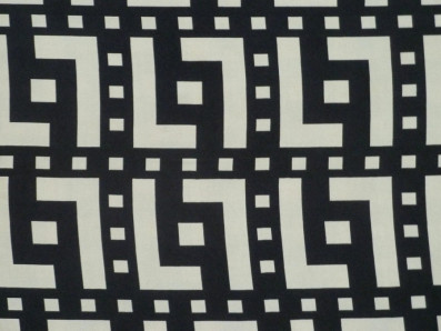 černé acetátové hedvábí 3323 s meandrovým vzorem