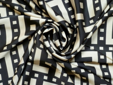 černé acetátové hedvábí 3323 s meandrovým vzorem