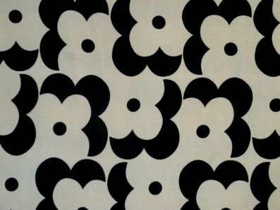 smetanové hedvábí 3320 s černými květy