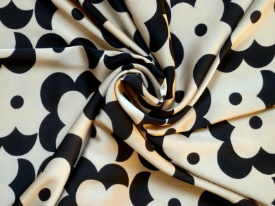 smetanové hedvábí 3320 s černými květy