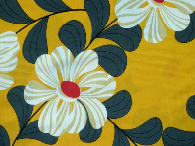 žlutá šatovka 2024 s květy