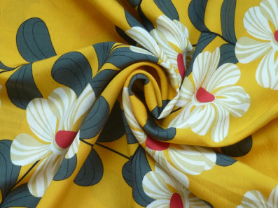 žlutá šatovka 2024 s květy