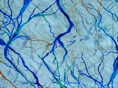 bílé hedvábí 3327 s efektem tekutých barev