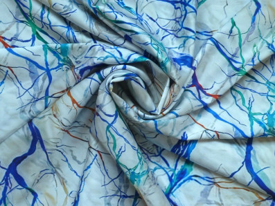 bílé hedvábí 3327 s efektem tekutých barev
