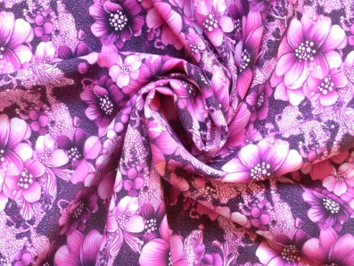 purpurová viskózová šatovka 3417 s květy