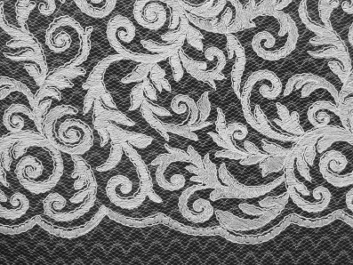 Luxusní bílá krajka 1939 s ornamentálním vzorem a bordurou