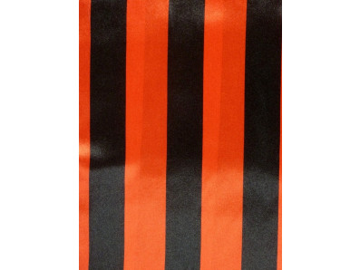 červený satén černé pruhy