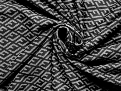 zimní úplet 3508 s černo-grafitovým geometrickým vzorem